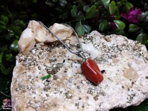 Pingente de Pedra Rolada em Jaspe Vermelho