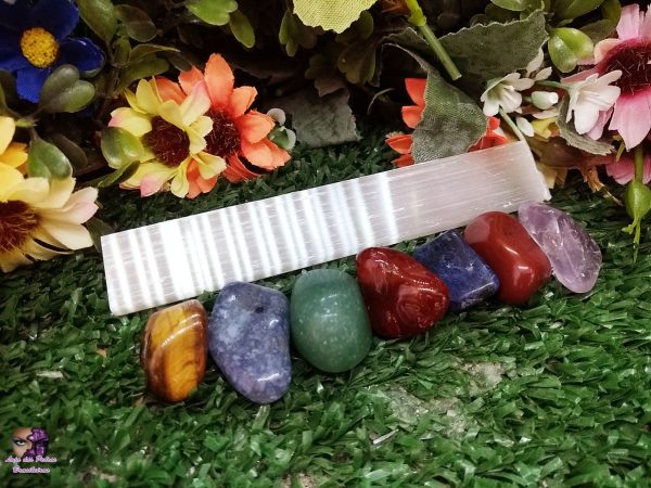 Kit dos Sete Chakras em Pedra Rolada com Bastão de Selenita (Tamanho Grande) - Imagem 4