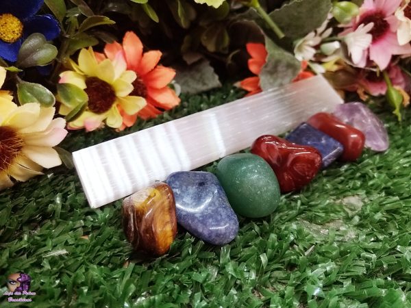 Kit dos Sete Chakras em Pedra Rolada com Bastão de Selenita (Tamanho Grande) - Imagem 3