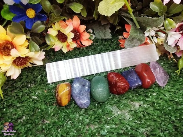 Kit dos Sete Chakras em Pedra Rolada com Bastão de Selenita (Tamanho Grande) - Imagem 2