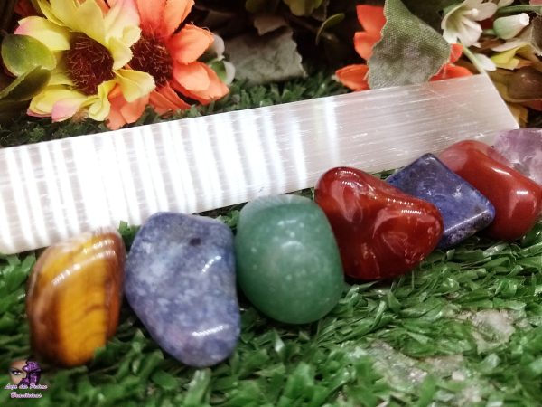 Kit dos Sete Chakras em Pedra Rolada com Bastão de Selenita (Tamanho Grande)