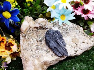 Pingente de Pedra Bruta em Cianita Negra