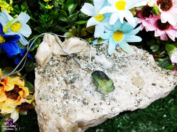Pingente de Pedra Bruta em Esmeralda