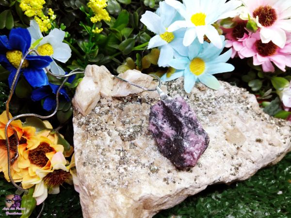 Pingente de Pedra Bruta em Rodonita