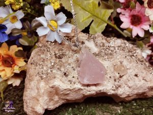 Pingente de Pedra Bruta em Quartzo Rosa