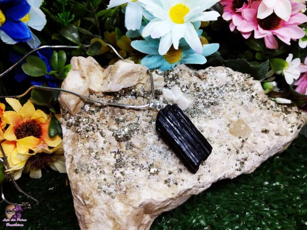 Pingente de Turmalina Negra Canudo Mineral Natural (Pino Prateado)